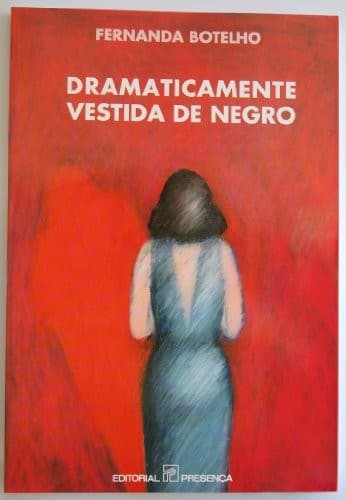 Dramaticamente vestida de negro