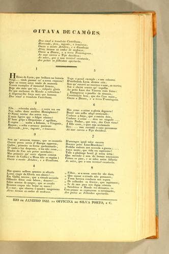 Oitava de Camões: Deo sinal a trombeta Castelhana, horrendo, fero, ingente, e temerozo; ouvio o monte Artabro, e o Guadiana atraz tornou as ondas de medrozo; ouvio o Douro, e a terra Transtagana; ao mar correo o Tejo duvidozo; as mães, que o som terrivel escutarão, aos peitos os filhinhos apertarão. ..